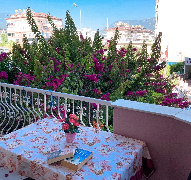 balcony & mountain view